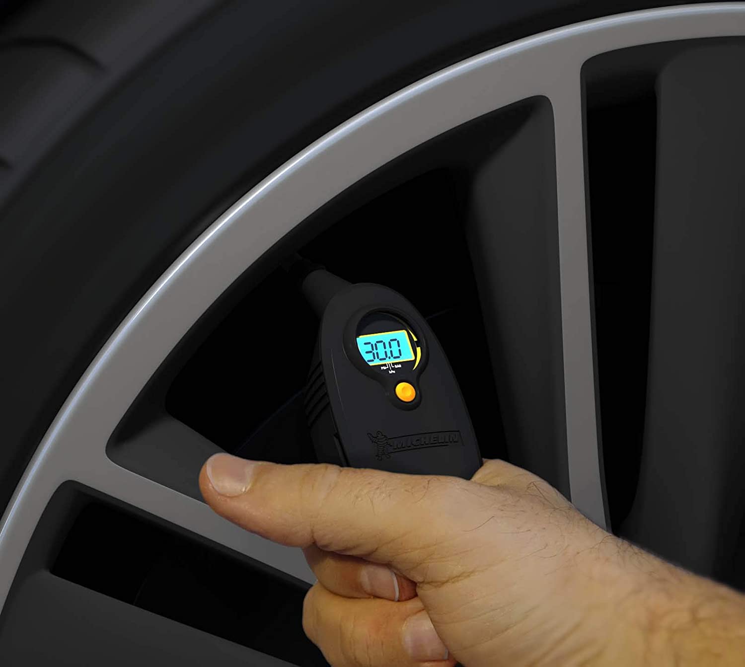 Michelin Hi-Power Tyre Inflator 12260 with Detachable Digital Tyre Pressure Gauge