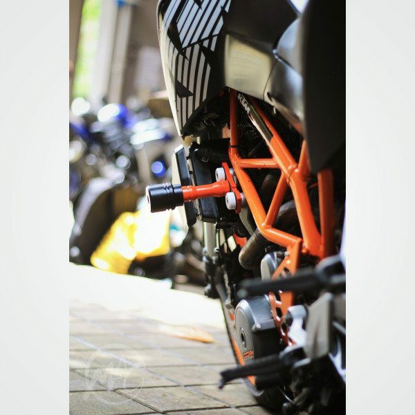MOTOAGGRANDIZE Frame Sliders for KTM Duke 125 / 200 / 250 / 390 - Orange White
