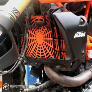 MOTOAGGRANDIZE Radiator Guard for KTM RC / Duke 125 / 200 / 250 / 390 - Version 2 - Orange